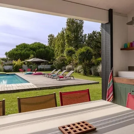 Next To The Village Square And A Short Walk To The Shops And Cafes *