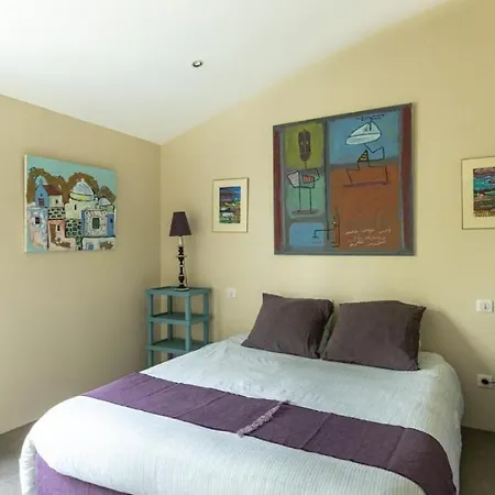 Next To The Village Square And A Short Walk To The Shops And Cafes Appartamento *