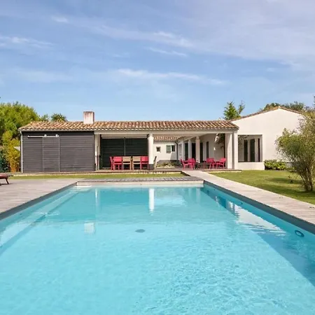Next To The Village Square And A Short Walk To The Shops And Cafes Appartamento